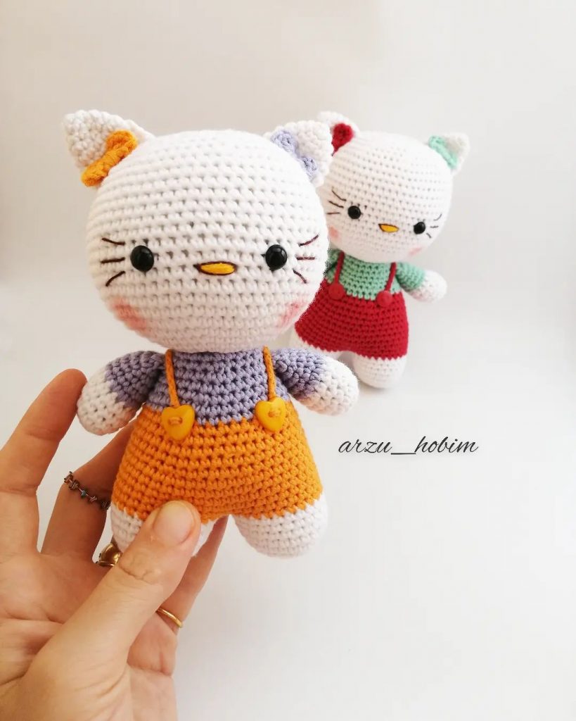  Hello Kitty Crochet: Supercute Amigurumi Patterns for Sanrio  Friends: 9781594747083: Lee, Mei Li: Books