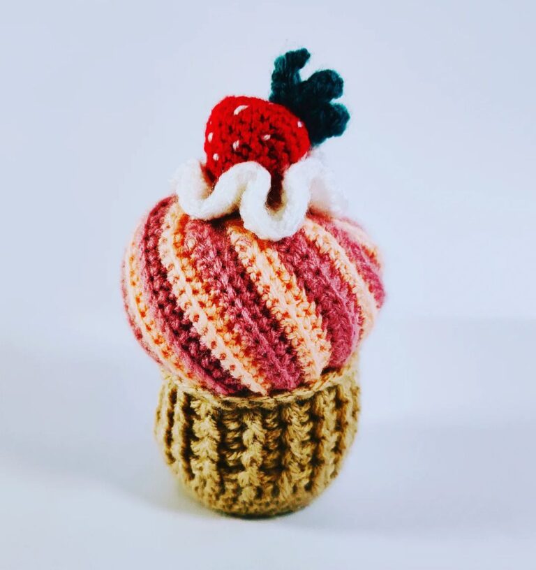 Christmas Cupcake Amigurumi Crochet Free Pattern – Amigurumi